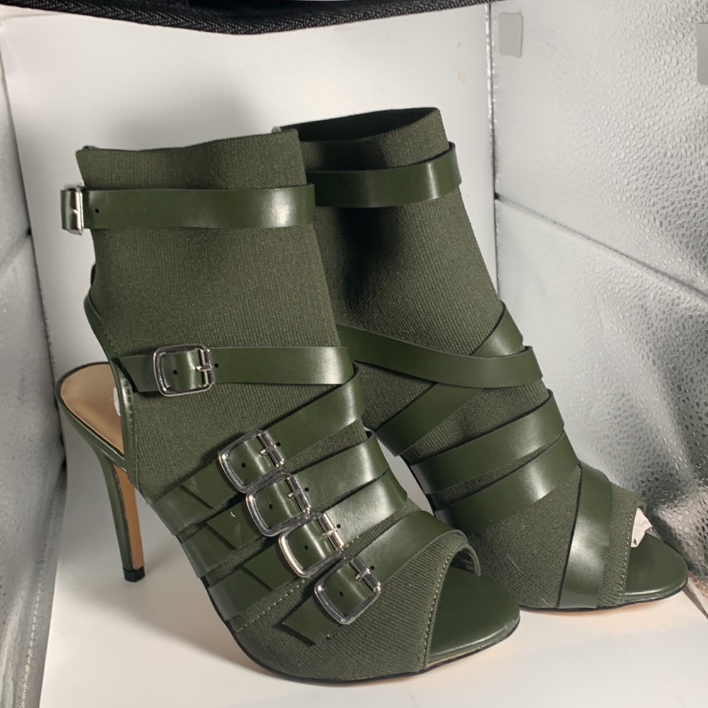 Nicole Miller NWOT Peep Toe buckled high heels size 8 - Picture 2 of 5